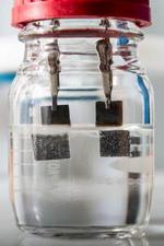 Single-catalyst water splitter from Stanford produces clean-burning hydrogen 24/7