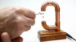 Simple ultrasonic levitation apparatus