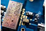 Combining electronic and photonic chips enables new record in super-fast quantum light detection